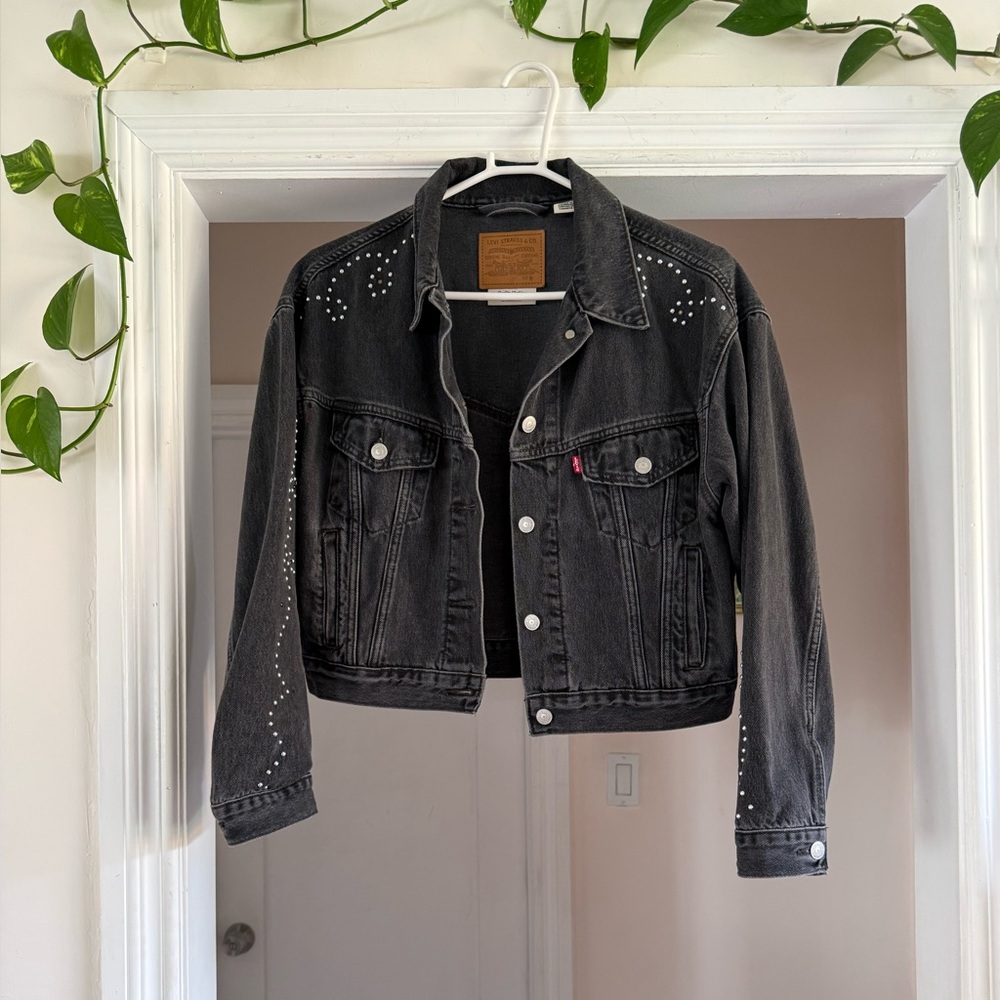 Levi’s shrunken 90’s trucker Jean jacket black with studs size medium